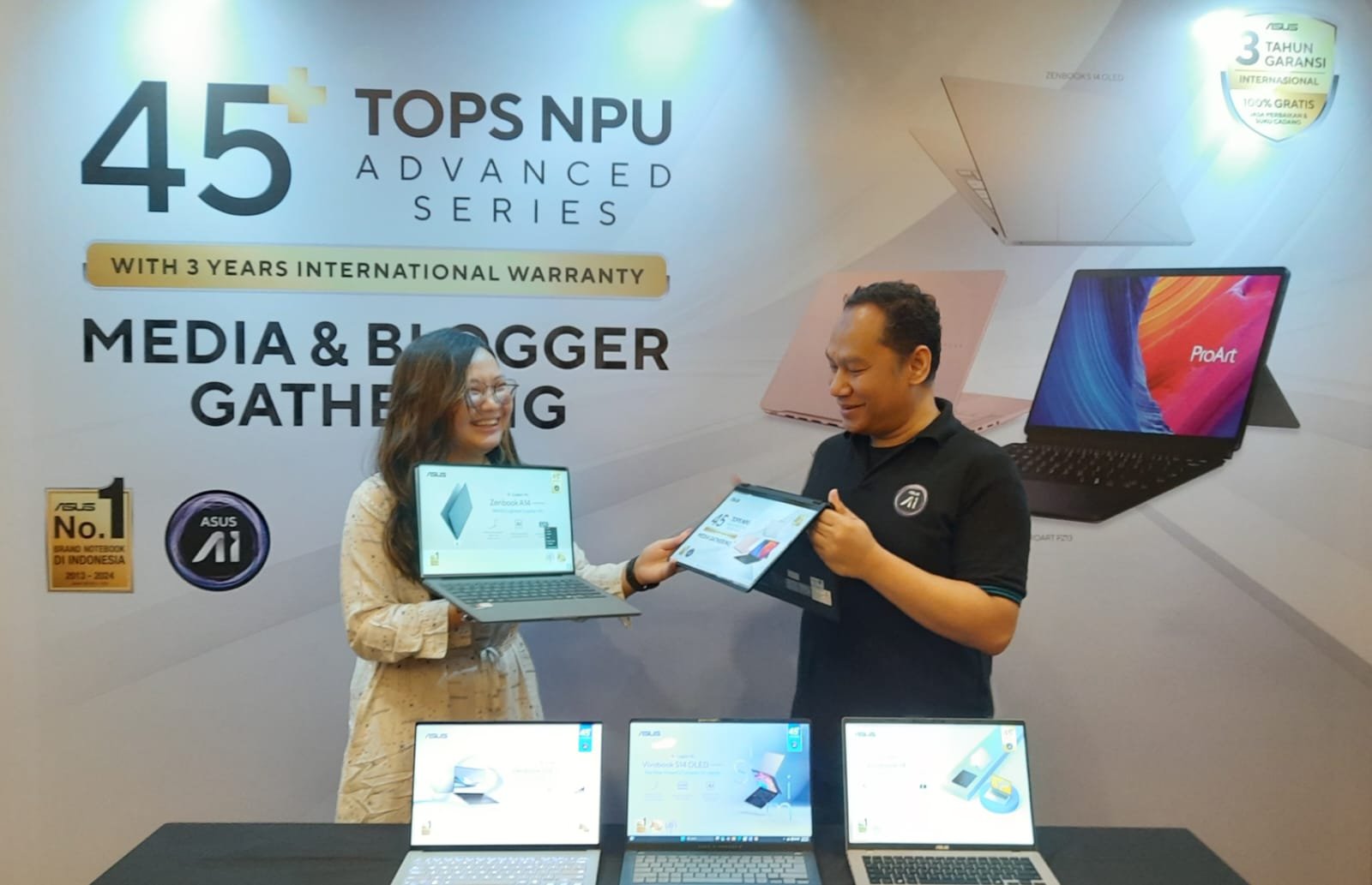 Public Relations ASUS Indonesia Nadia Tasya (kiri) dan Head of Public Relations ASUS Indonesia Muhammad Firman saat menggelar Media dan Blogger Gathering di Kota Bandung, Jumat 23 Mei 2025.