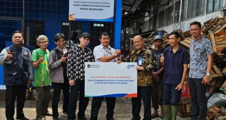 BRI Peduli melaksanakan serah terima bantuan Program Yok Kita GAS (Gerakan Kelola Sampah) di Kota Bandung.