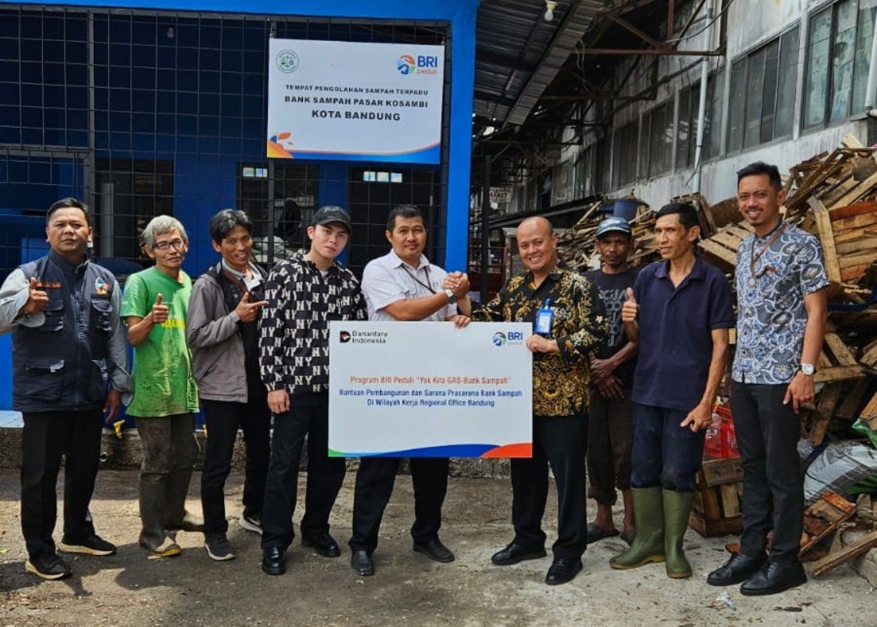 BRI Peduli melaksanakan serah terima bantuan Program Yok Kita GAS (Gerakan Kelola Sampah) di Kota Bandung.