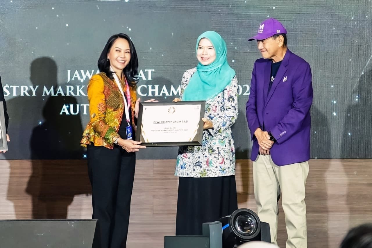 Dewi Hestiningrum, RCEO BRI Regional Office 9 / Bandung meraih penghargaan dalam ajang The 14th Annual Bandung Marketing Week 2026.